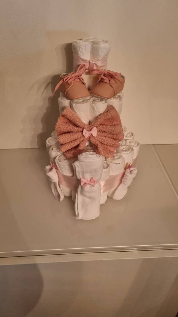 Roze luiertaart met schoentjes