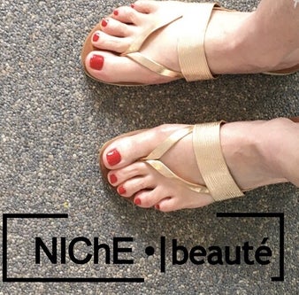 Summerproof voeten door een grondige pedicure met nagellak op de tenen.