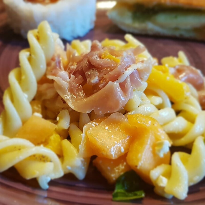 Salade de fusillis, melon charantais , basilic et jambon serrano