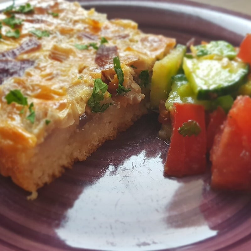 Idée de présentation : gâteau à l'oignon rouge et aux lardons avec petite salade