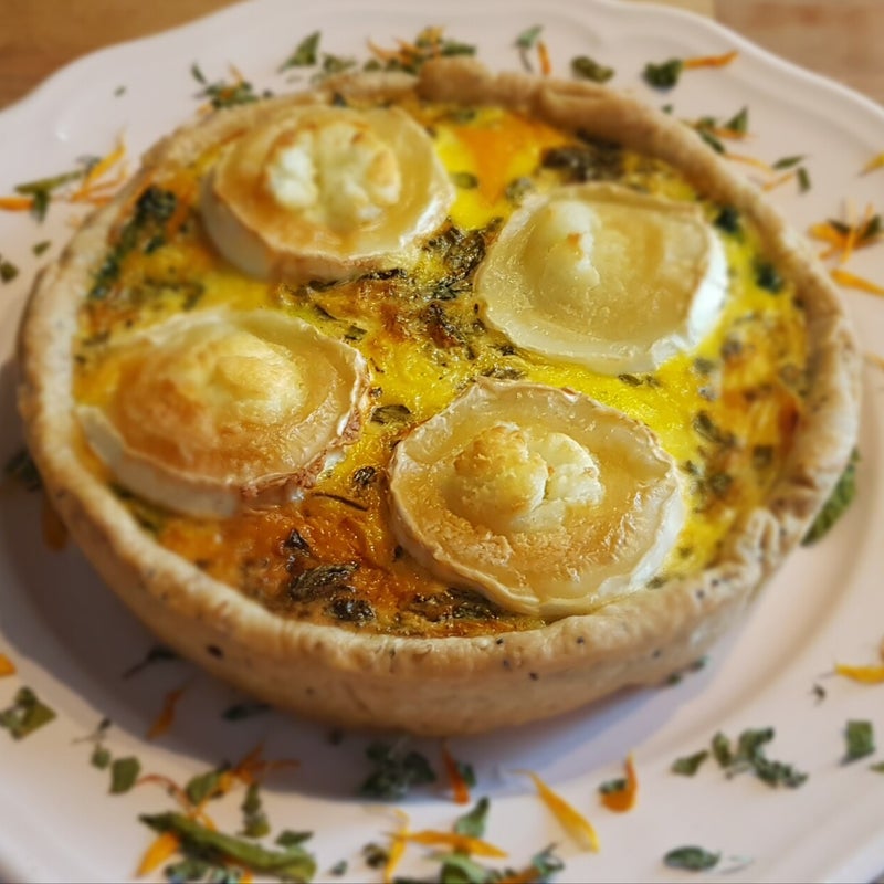 Quiche aux blettes, truite normande fumée , zeste de citron, ail des ours et calendula