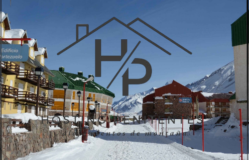 Penitentes en invierno, peatonal con logo Hosting Penitentes