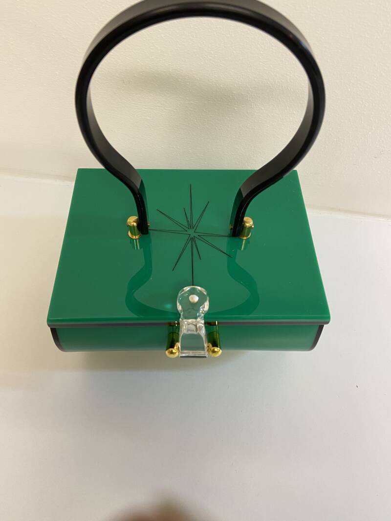 Coloured atomic starburst