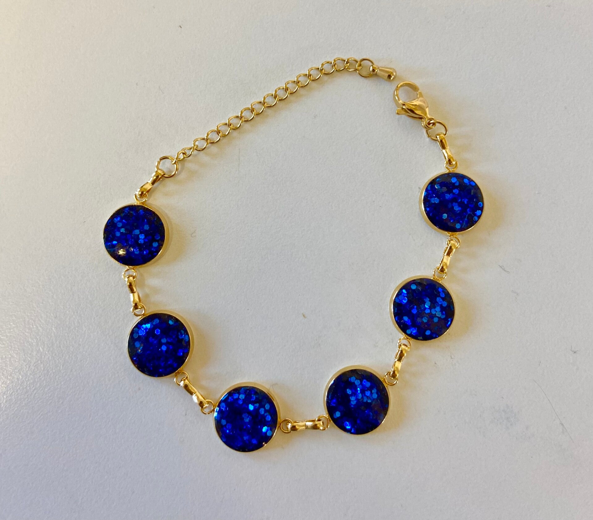 Cute Gold coloured chain link Bracelet. Blue Glitter