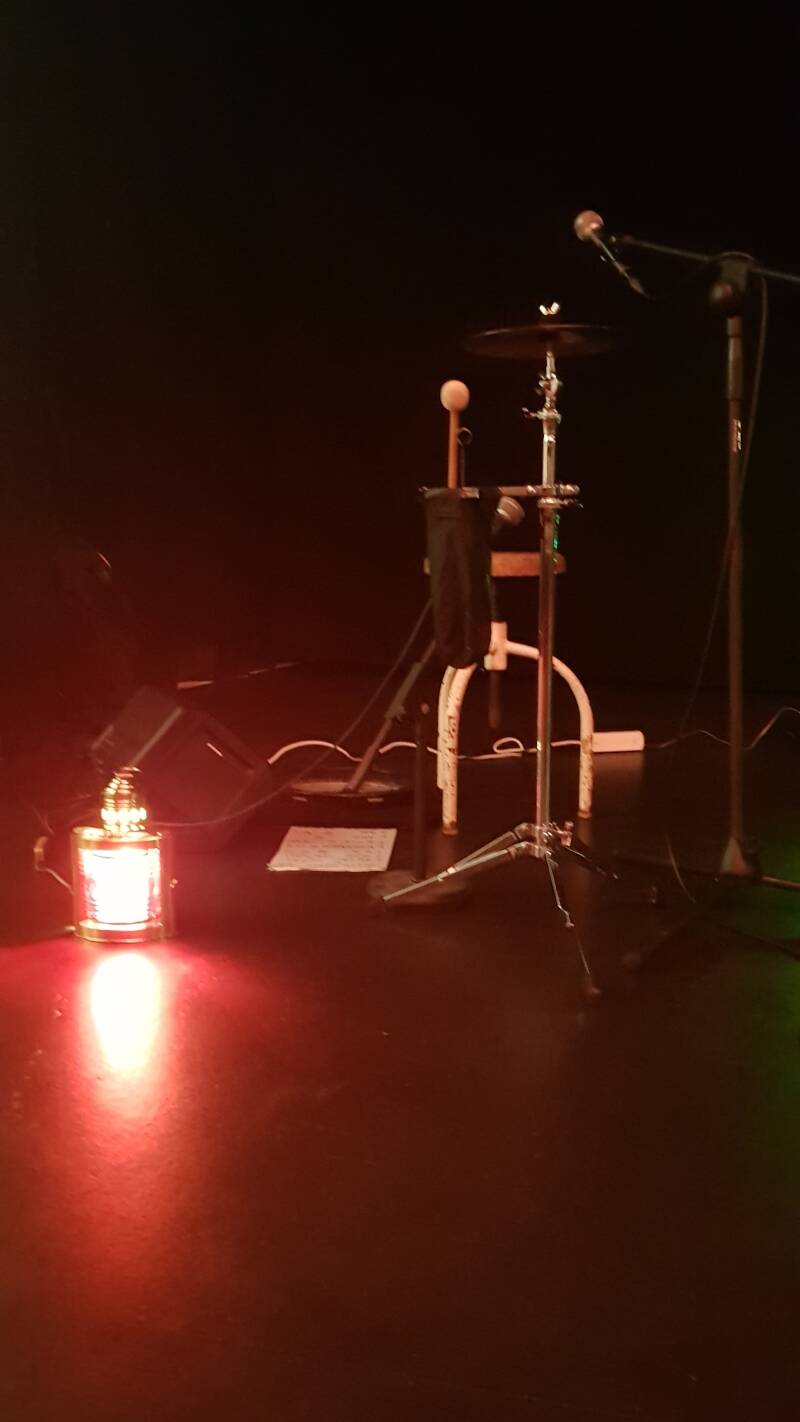 mein Arbeitsplatz bei Danny Dziuk, von oben: Mikrofon, Percussionsion