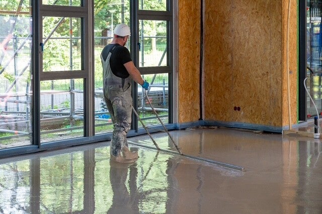 Eddy van Bevers Dekvloeren werkt een hoogwaardige anhydrietvloer af.