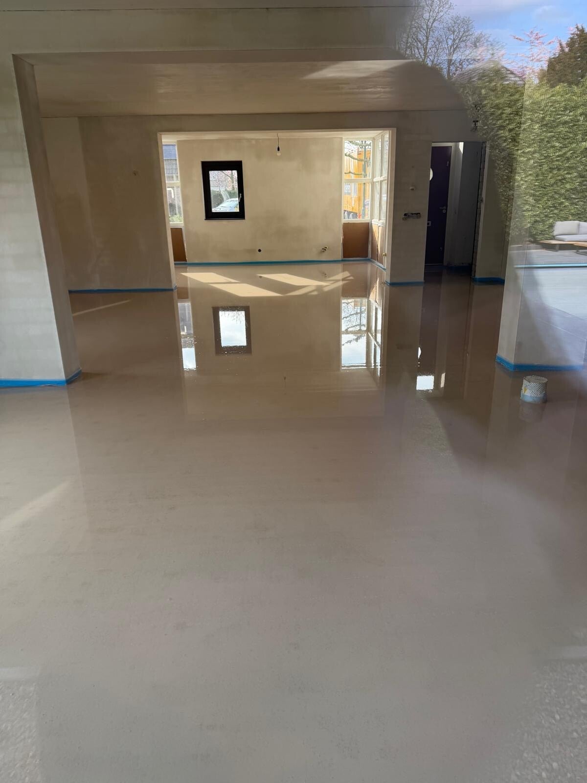 Een supervlakke cementdekvloer op een buitenterras in Aarle-rixtel.