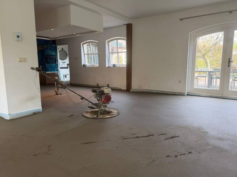 Machinaal vlinderen van een zandcement dekvloer door Bevers Dekvloeren