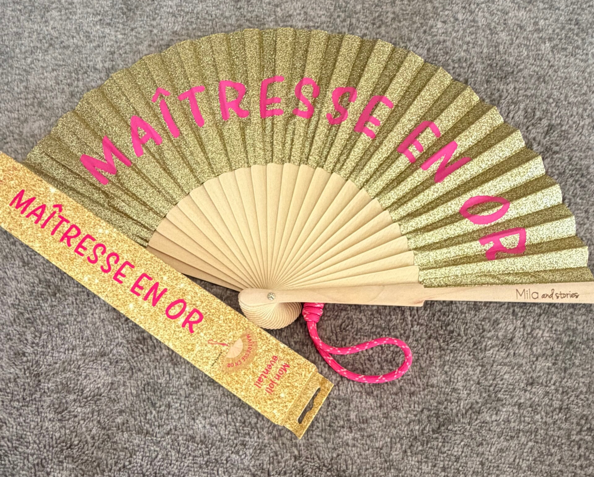Eventail en bois "Maitresse en Or"