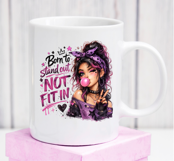 Premium-Tasse „Born to Stand Out, Not Fit In“ – Statement-Geschenk für Individualistinnen
