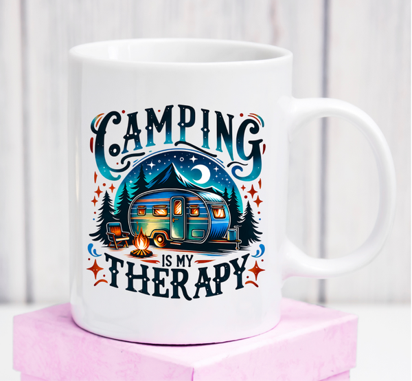 Cană premium „Camping Is My Therapy” – cadou pentru iubitorii de camping și natură