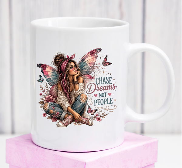 Cană premium „Chase Dreams, Not People” – cadou inspirațional pentru visătoare