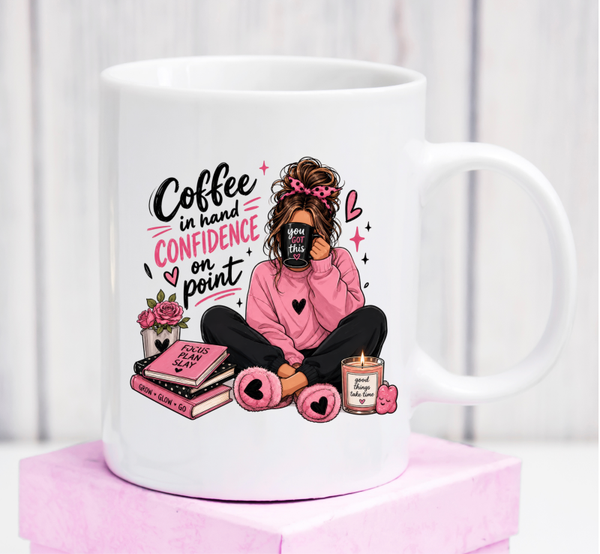 Premium-Tasse „Coffee in Hand, Confidence on Point“ – Geschenk für selbstbewusste Kaffeeliebhaberinnen