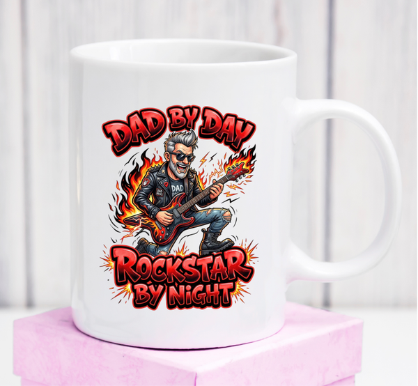 Premium-Tasse „Dad by Day, Rockstar by Night“ – Geschenk für rockige Papas