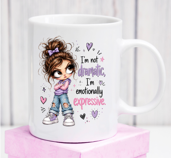 Cană premium „I’m Not Dramatic, I’m Emotionally Expressive” – cadou amuzant pentru regina reacțiilor