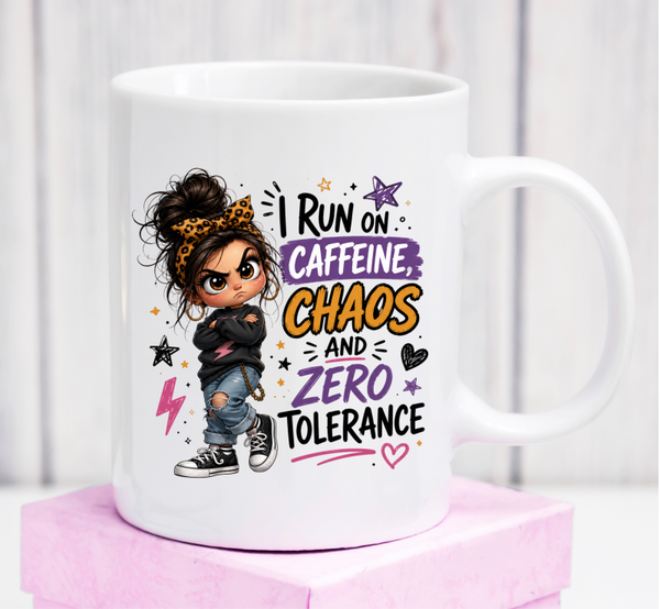 Cană premium „I Run on Caffeine, Chaos and Zero Tolerance” – cadou amuzant pentru iubitorii de cafea și sarcasm