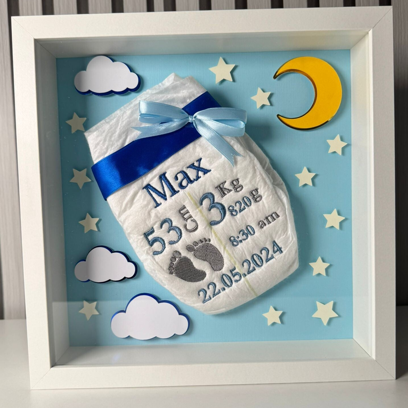 Bestickte Windeln im Rahmen