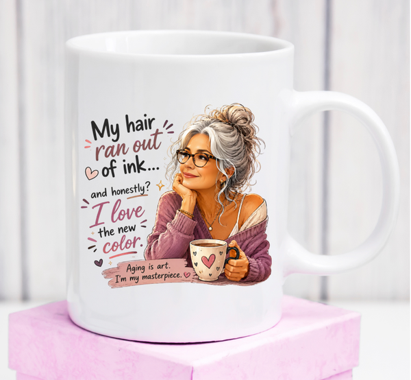 Cană premium „My Hair Ran Out of Ink” – cadou amuzant pentru femei cu păr alb și multă personalitate