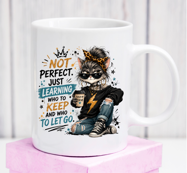 Premium-Tasse „Not Perfect, Just Learning Who to Keep and Who to Let Go“ – Geschenk mit klarer Botschaft