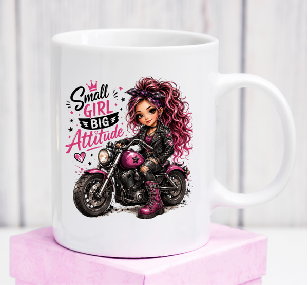 Cană premium „Small Girl, Big Attitude” – cadou amuzant pentru fete cu personalitate mare