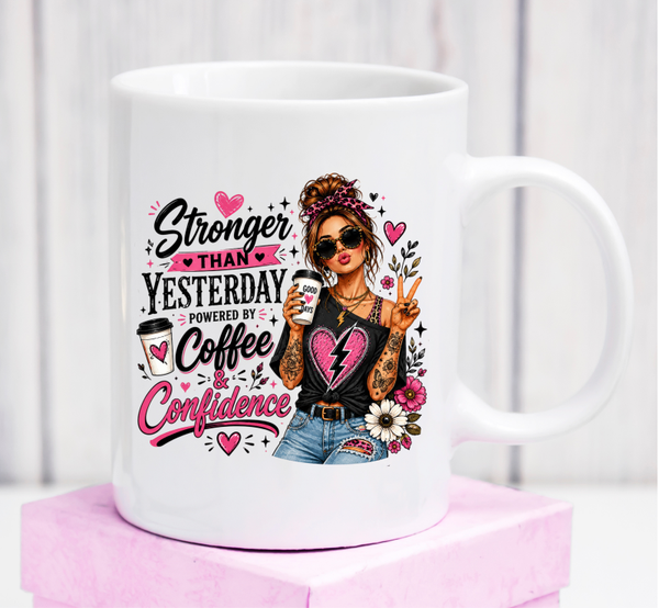 Cană premium „Stronger Than Yesterday” – cadou motivațional cu cafea și încredere
