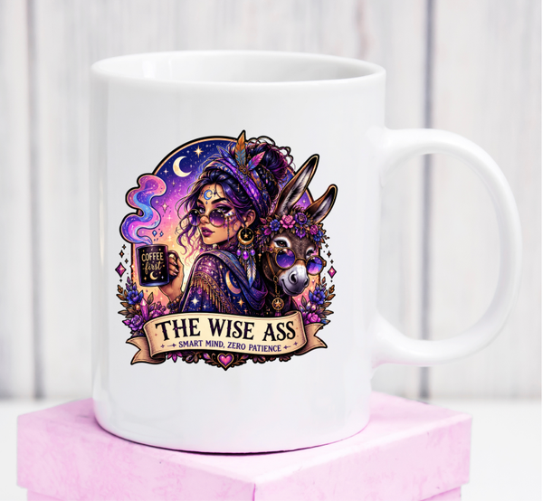 Cană premium „The Wise Ass” – cadou sarcastic pentru cei cu minte ascuțită și răbdare limitată