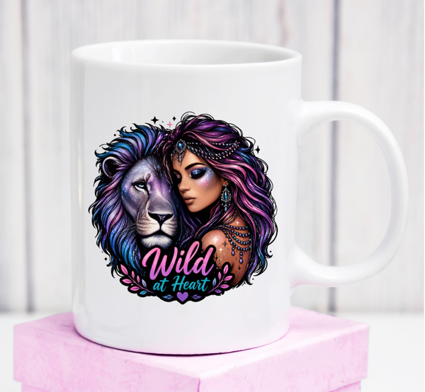 Cană premium „Wild at Heart” – cadou artistic cu leu pentru femei puternice și libere