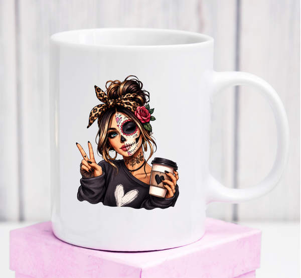 Cană premium „Woman Skull” – design feminin Sugar Skull pentru iubitorii de stil alternativ