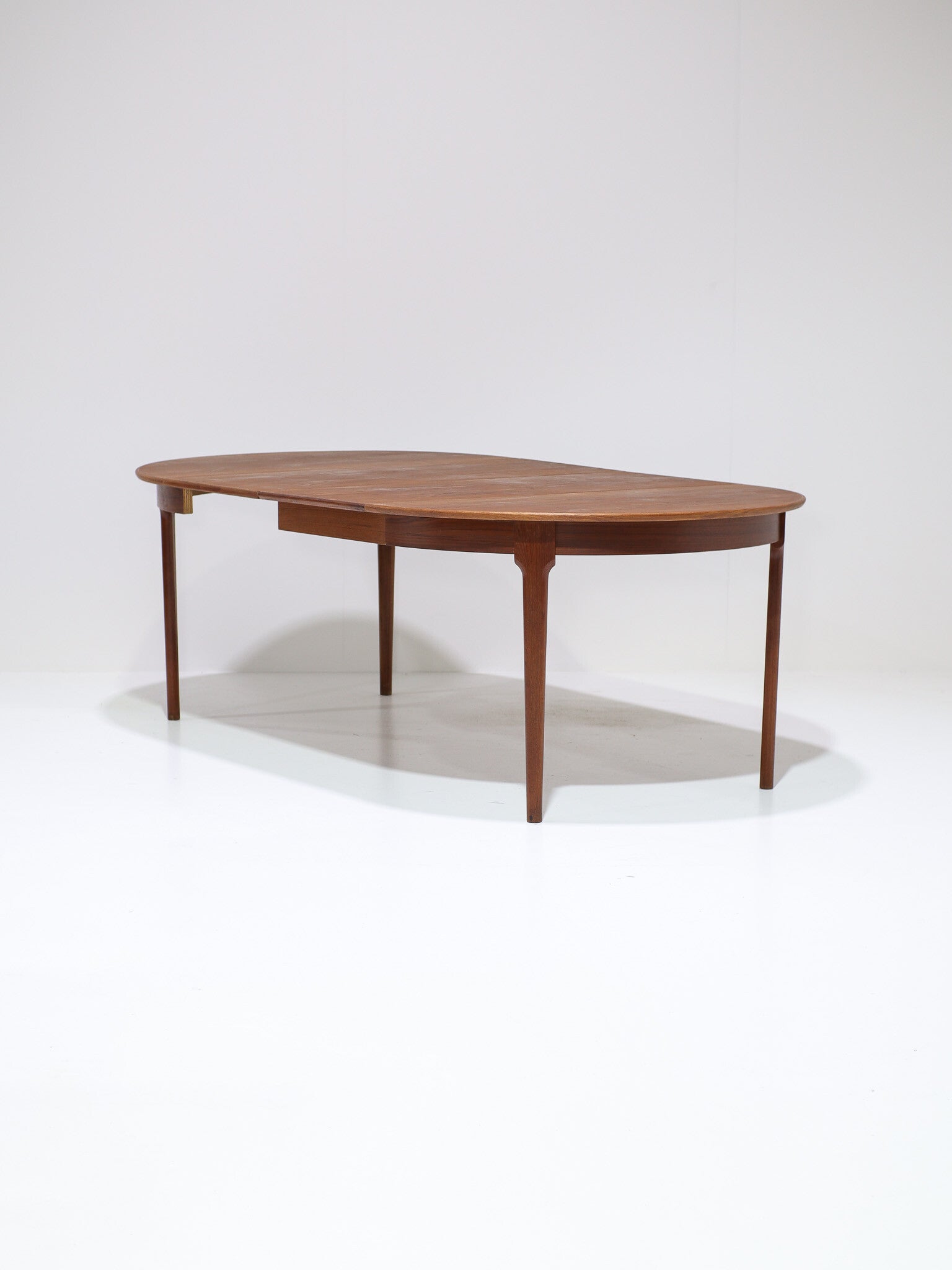 Uitschuifbare ronde eettafel ovaal Deens teak vintage