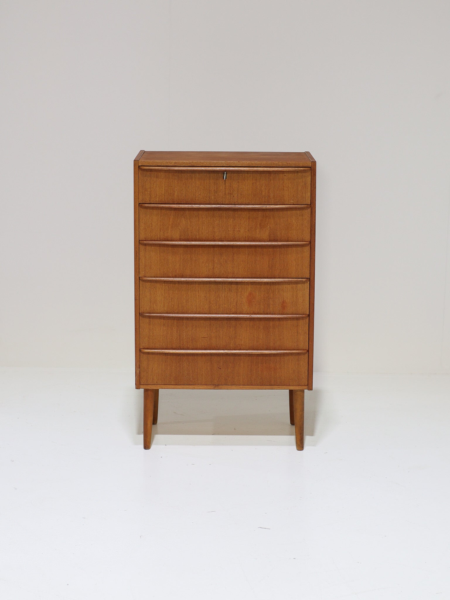 Hoge ladekast smal teak Deens vintage