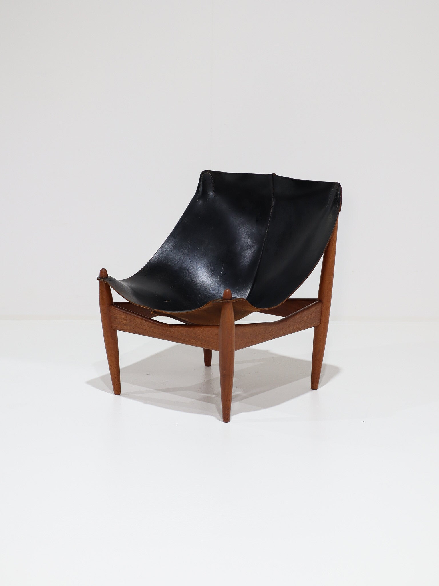 Illum Wikkelsø 272 fauteuil zwart leer teak Deens 1960s
