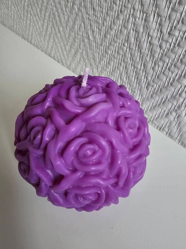 Bougies moulées boule gravée rose