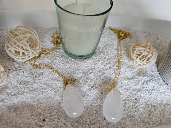 Collier goutte en cristal de roche (A) avec chaîne longue doré