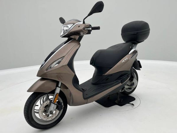 Nette Piaggio New Fly 50 met geelkenteken