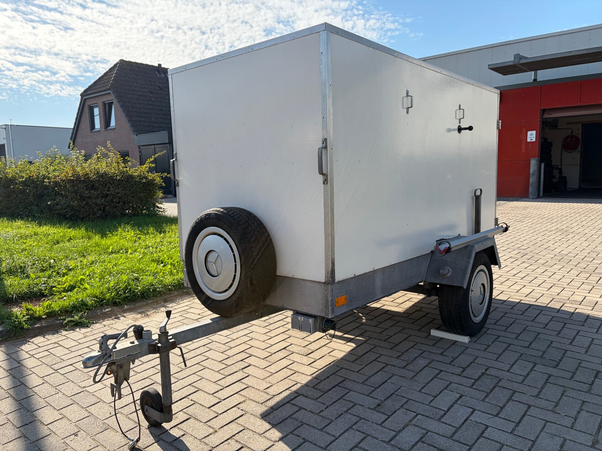 Nette en complete dichte aanhanger - met fietsendragers ect.