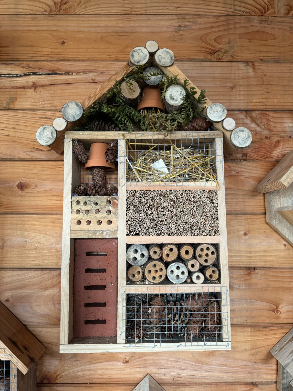 Insectenhotel van hergebruikt hout