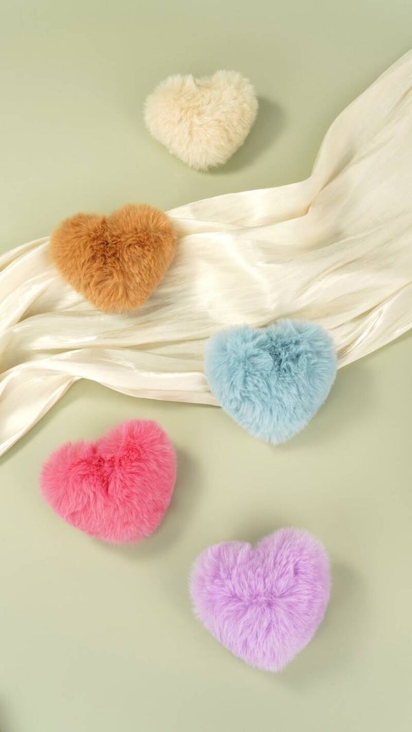 Fluffy tas / sleutel accessoire in hartvorm, gebroken wit