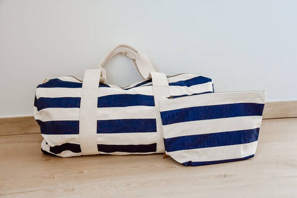 Logeertas + bijpassend toilettasje -  blauw - geborduurd