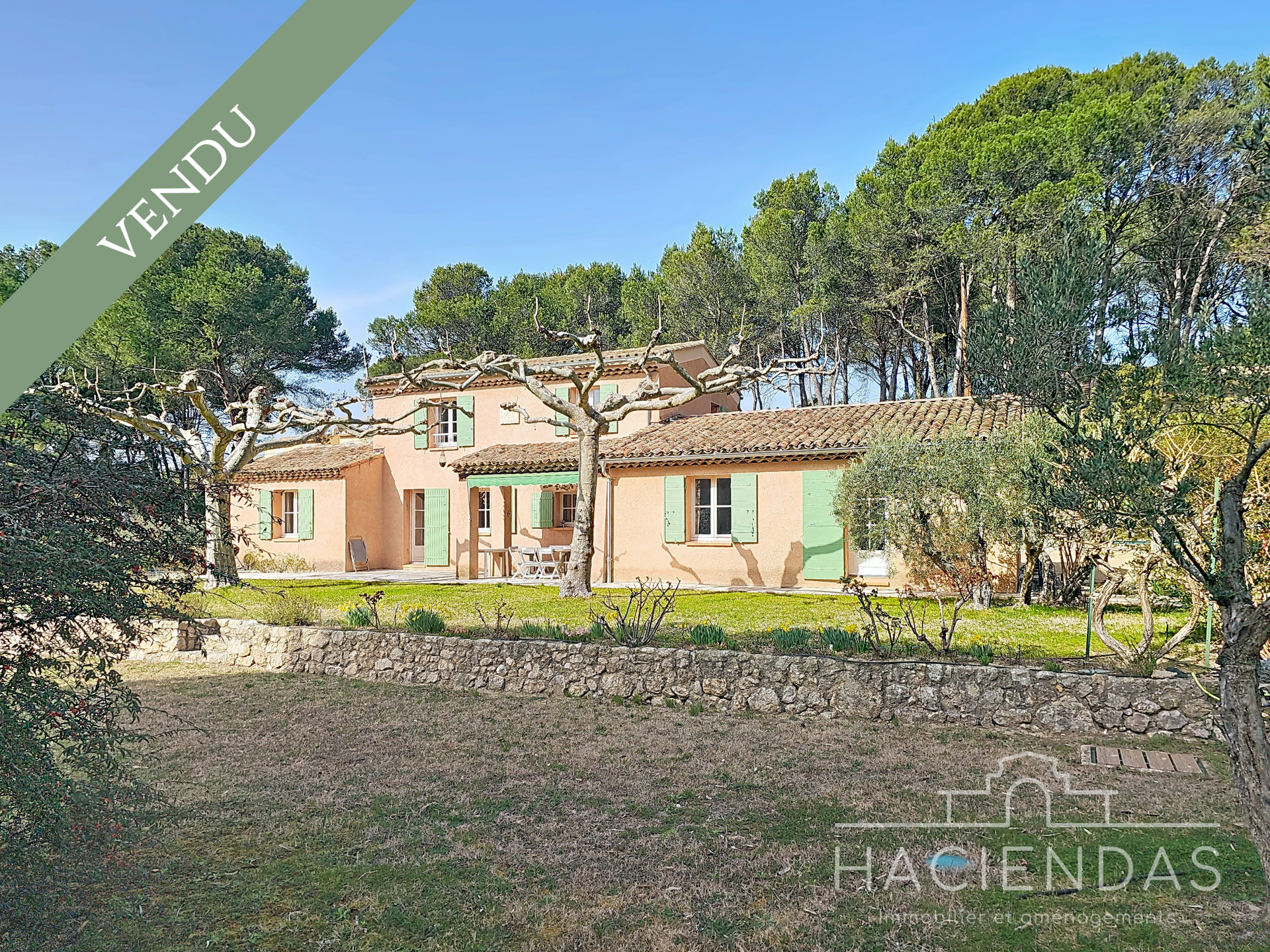 environ 170m² - terrain de 675m² - 7 chambres - 3 salles de bain - piscine - garage 
