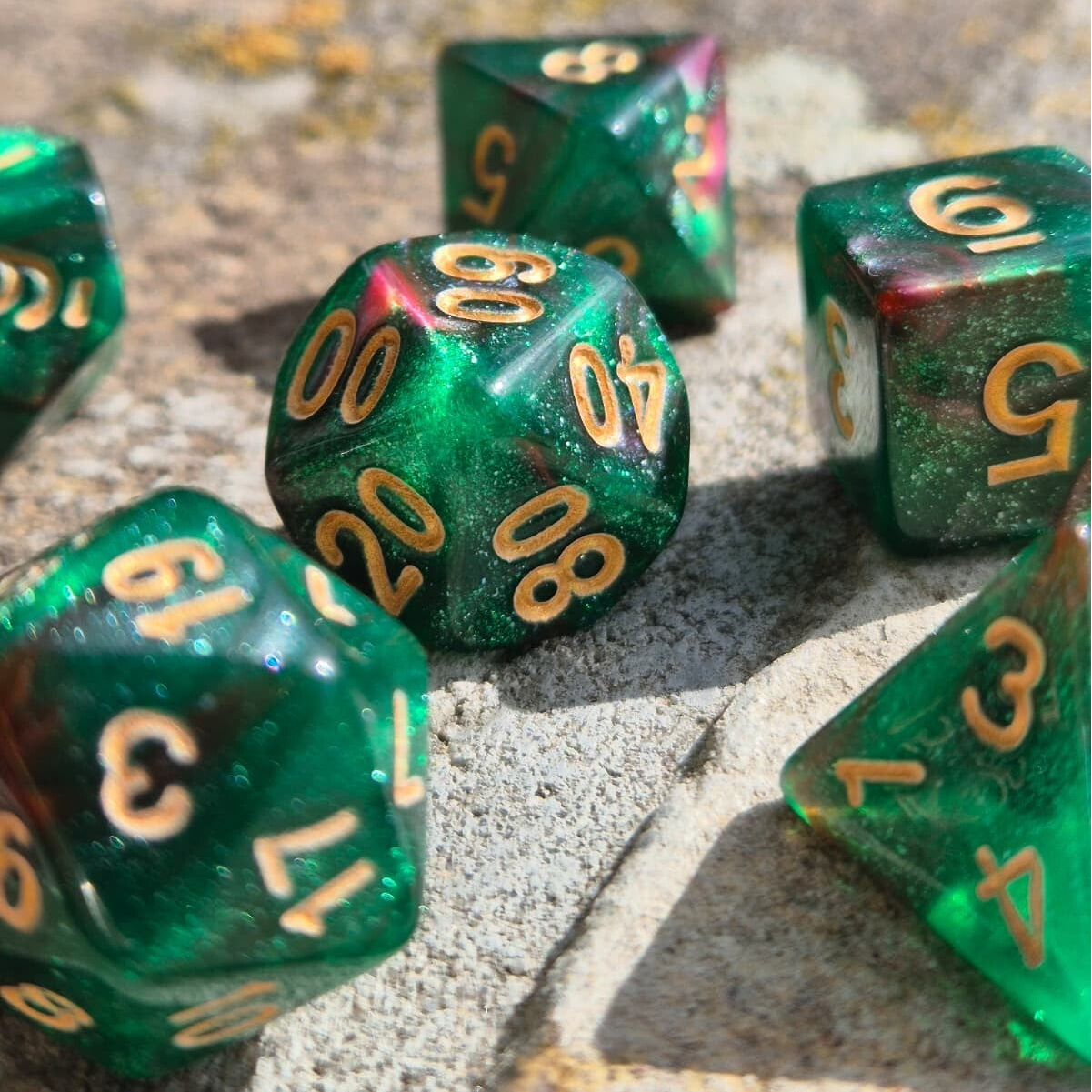 Dice set donker groen roze