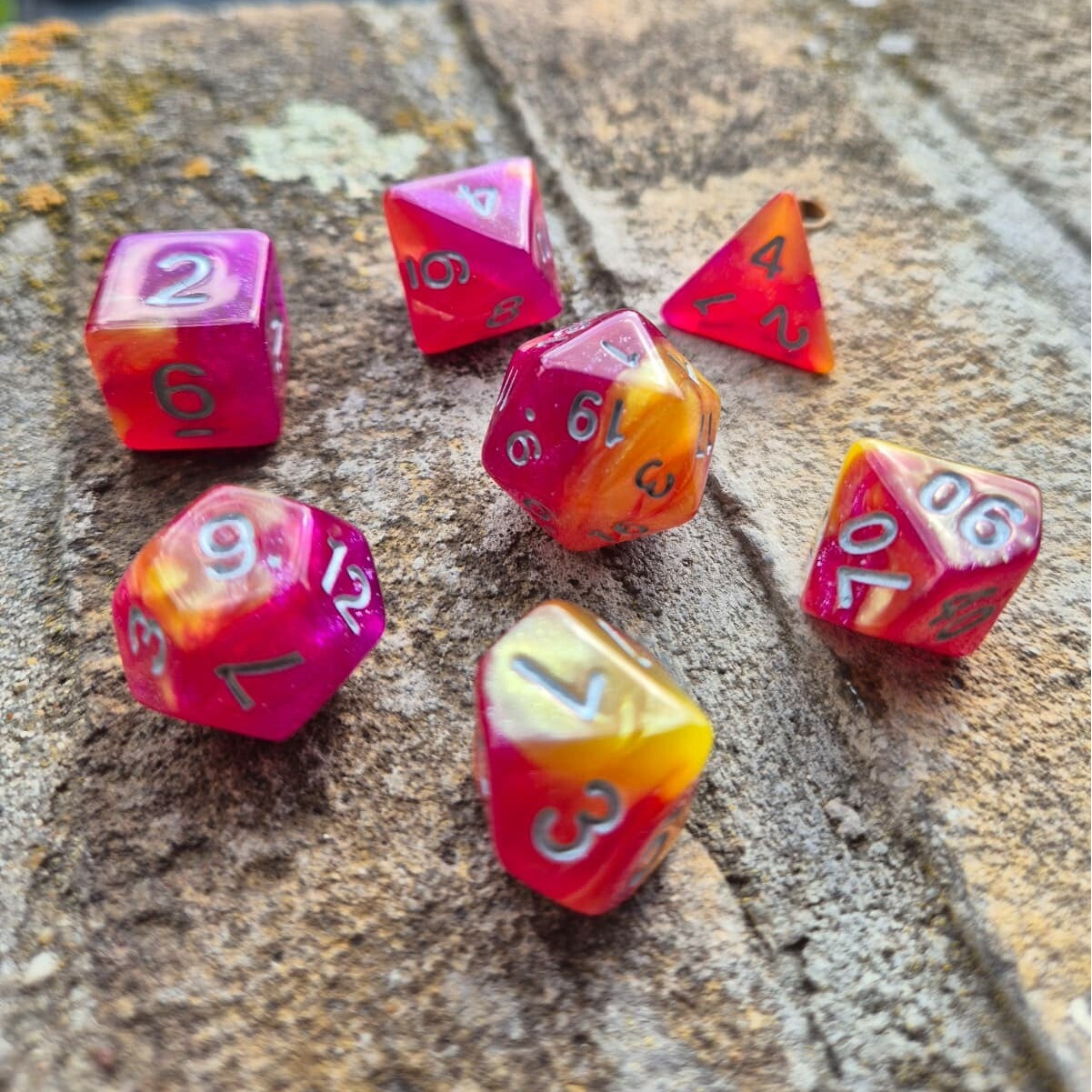 Dice set roze geel glitter