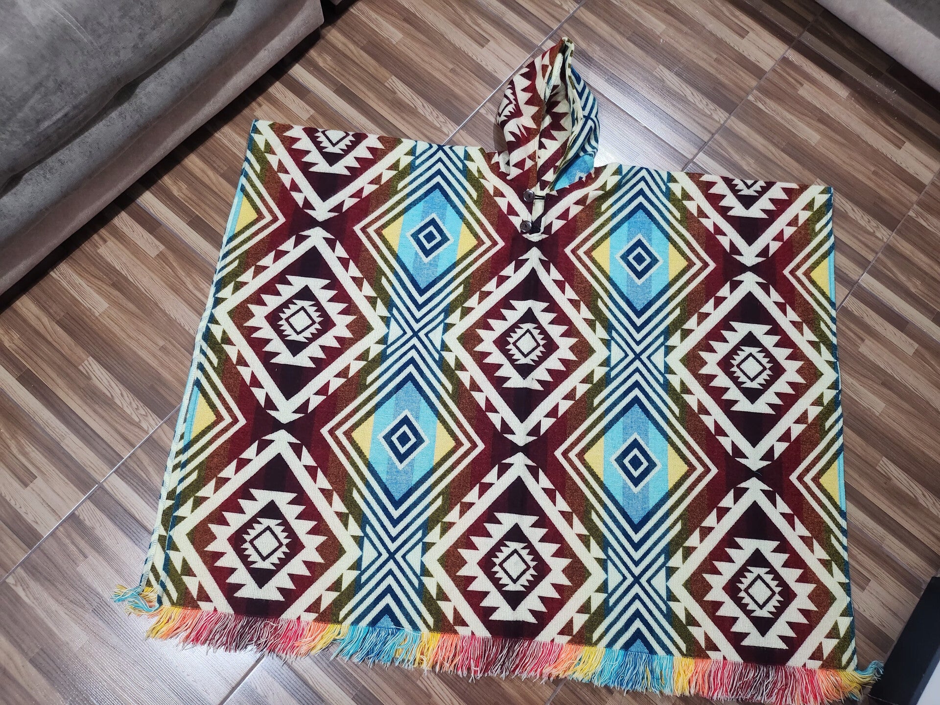 Alpaca poncho, fun colors / Poncho de alpaca, colores divertidos.