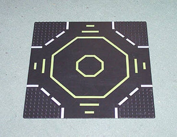 Black Baseplate, Road 32 x 32 9-Stud Landing Pad with Green Octagon Pattern