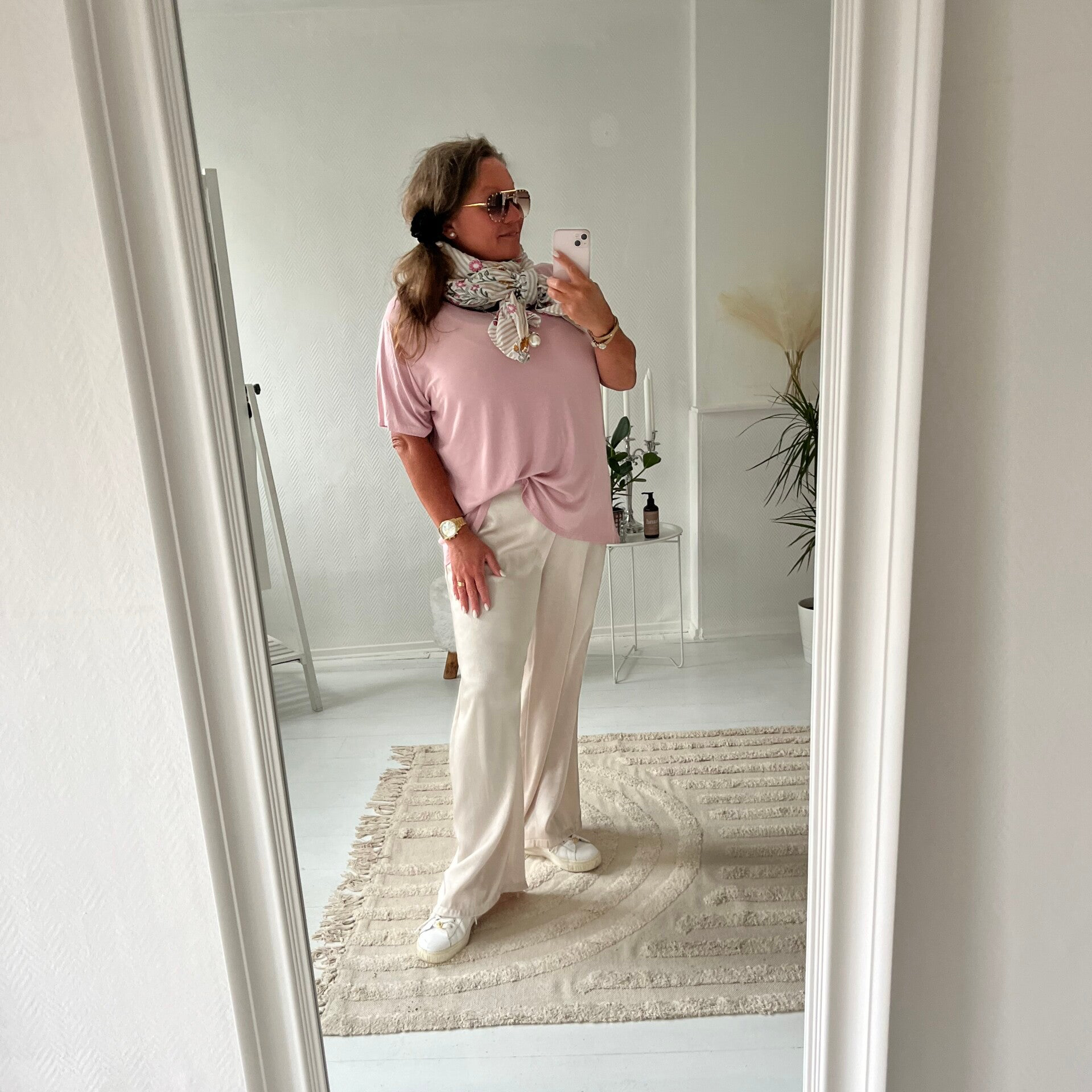 Mjuk tisha med halsband rosa