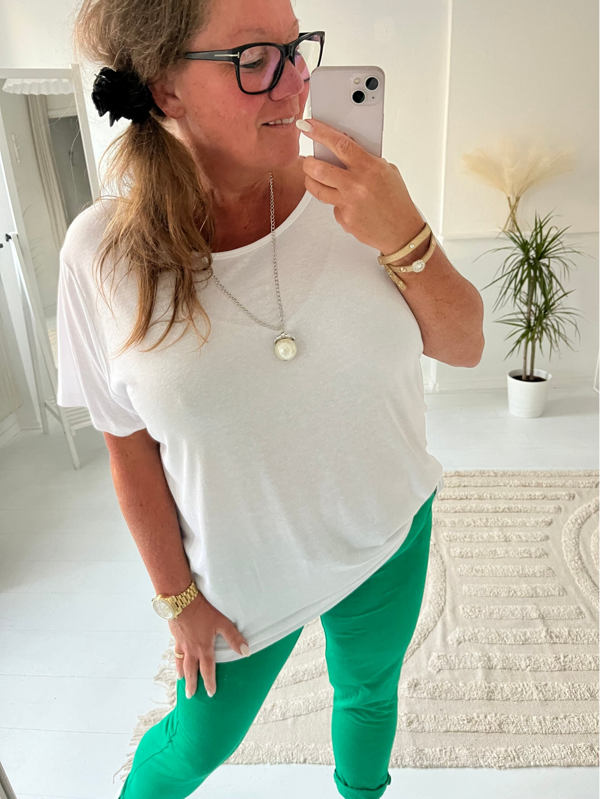 Mjuk tisha med halsband vit