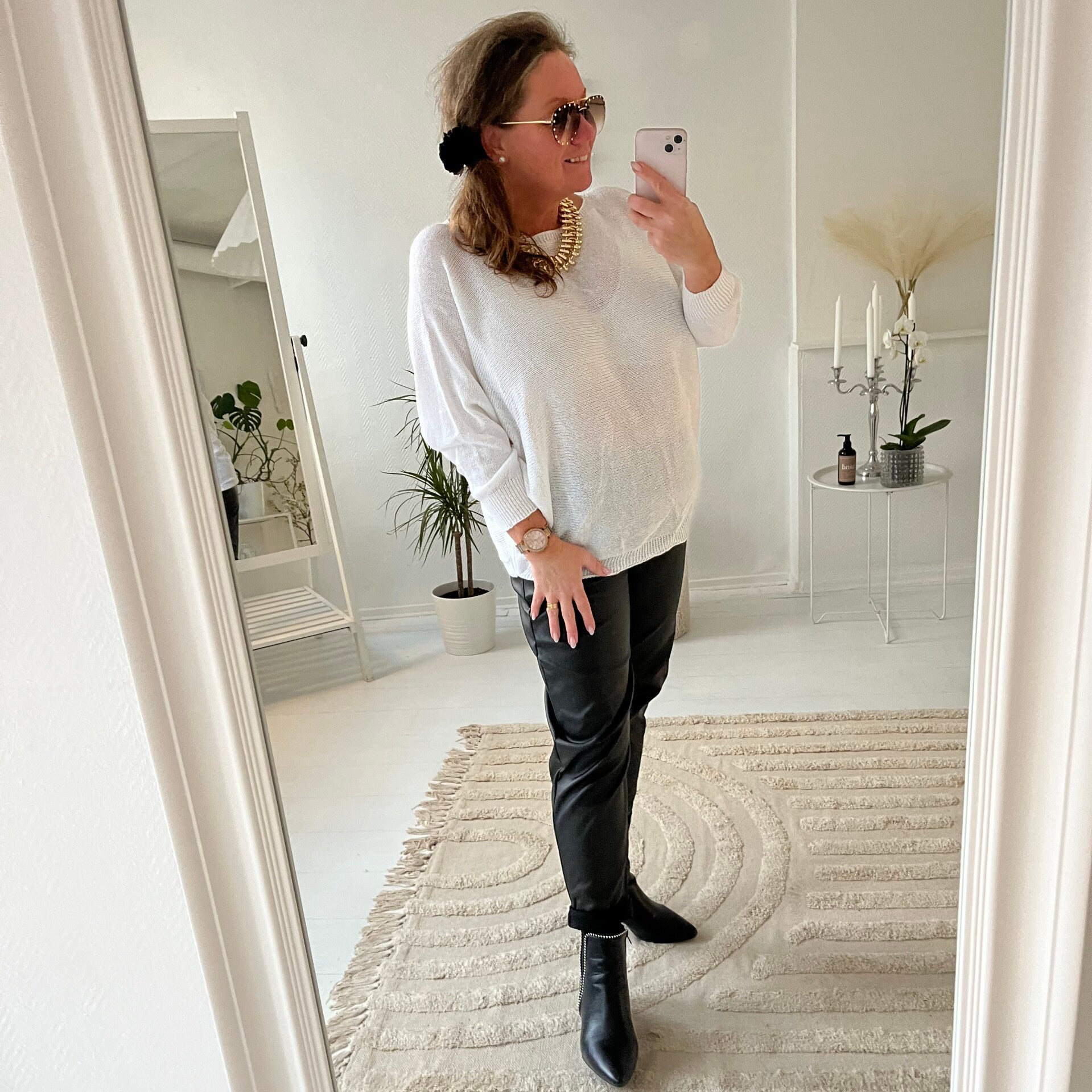 Stickad tröja rosett bak vit