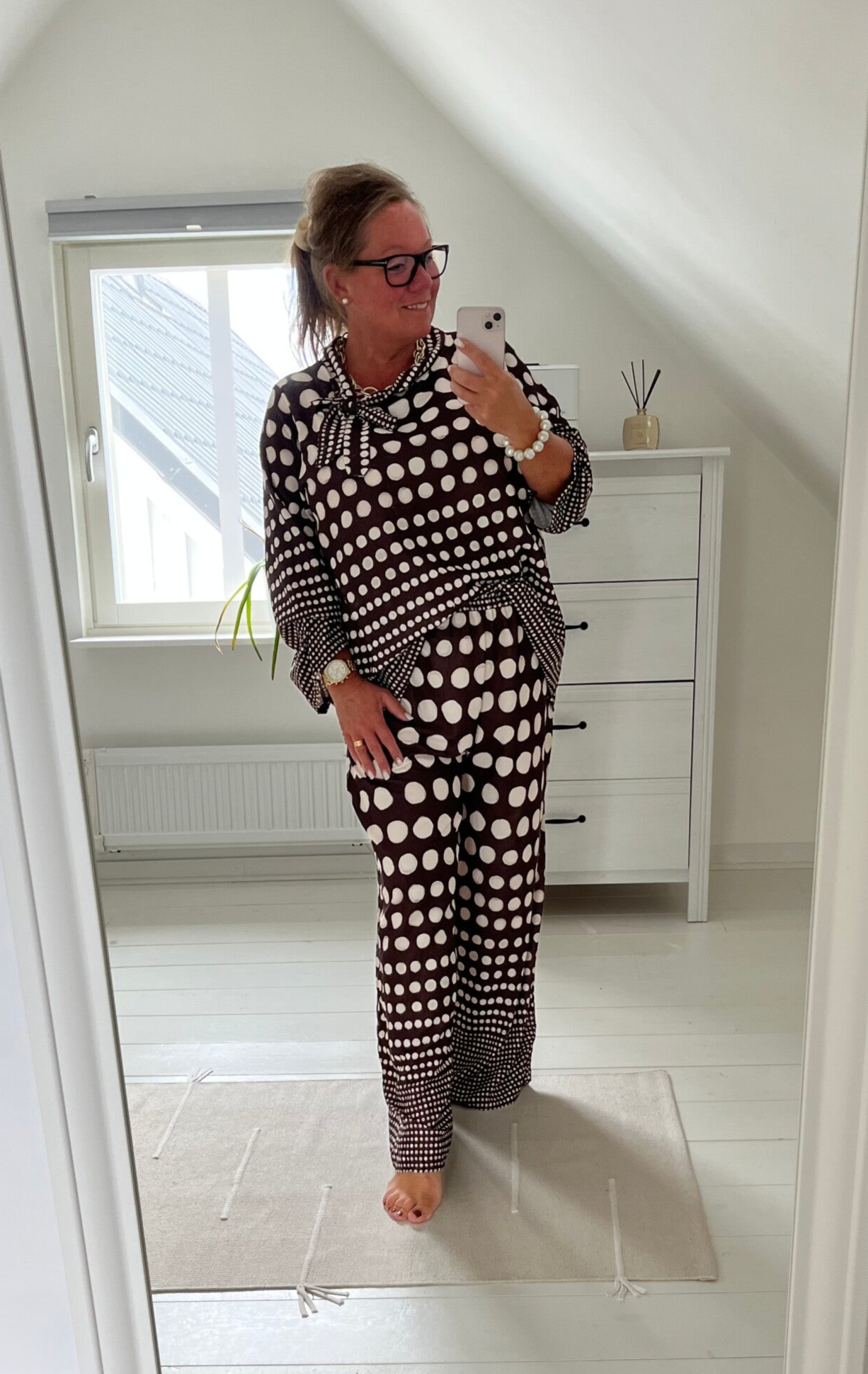 Prickig  blus med knyt brun
