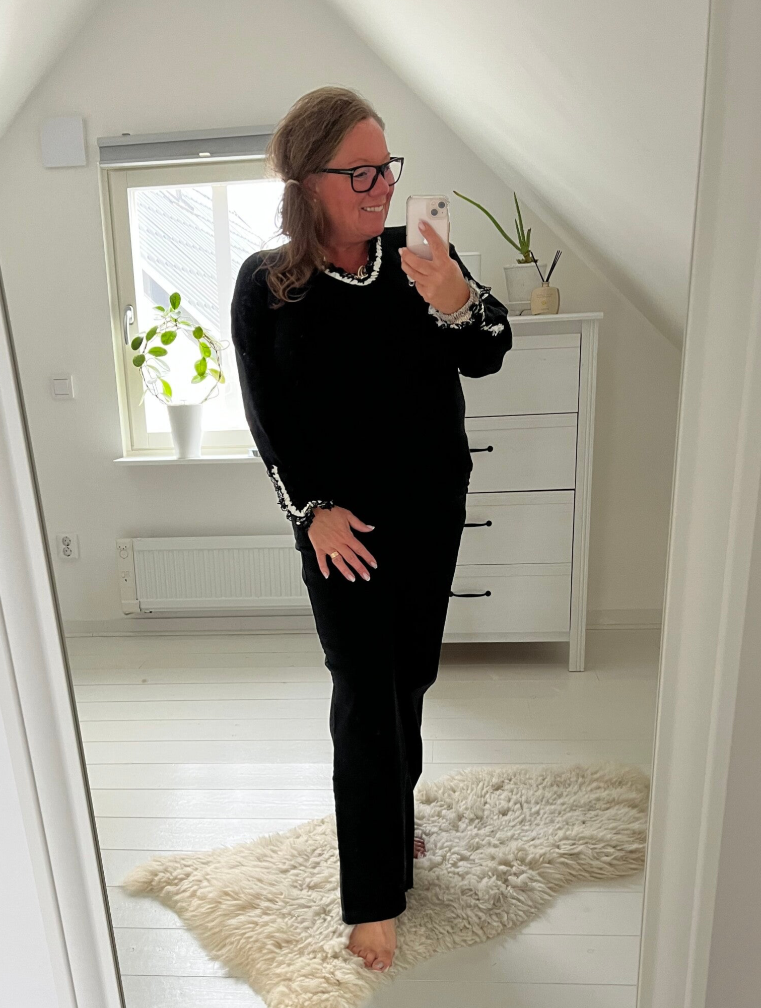 Stickad svart tröja med spets