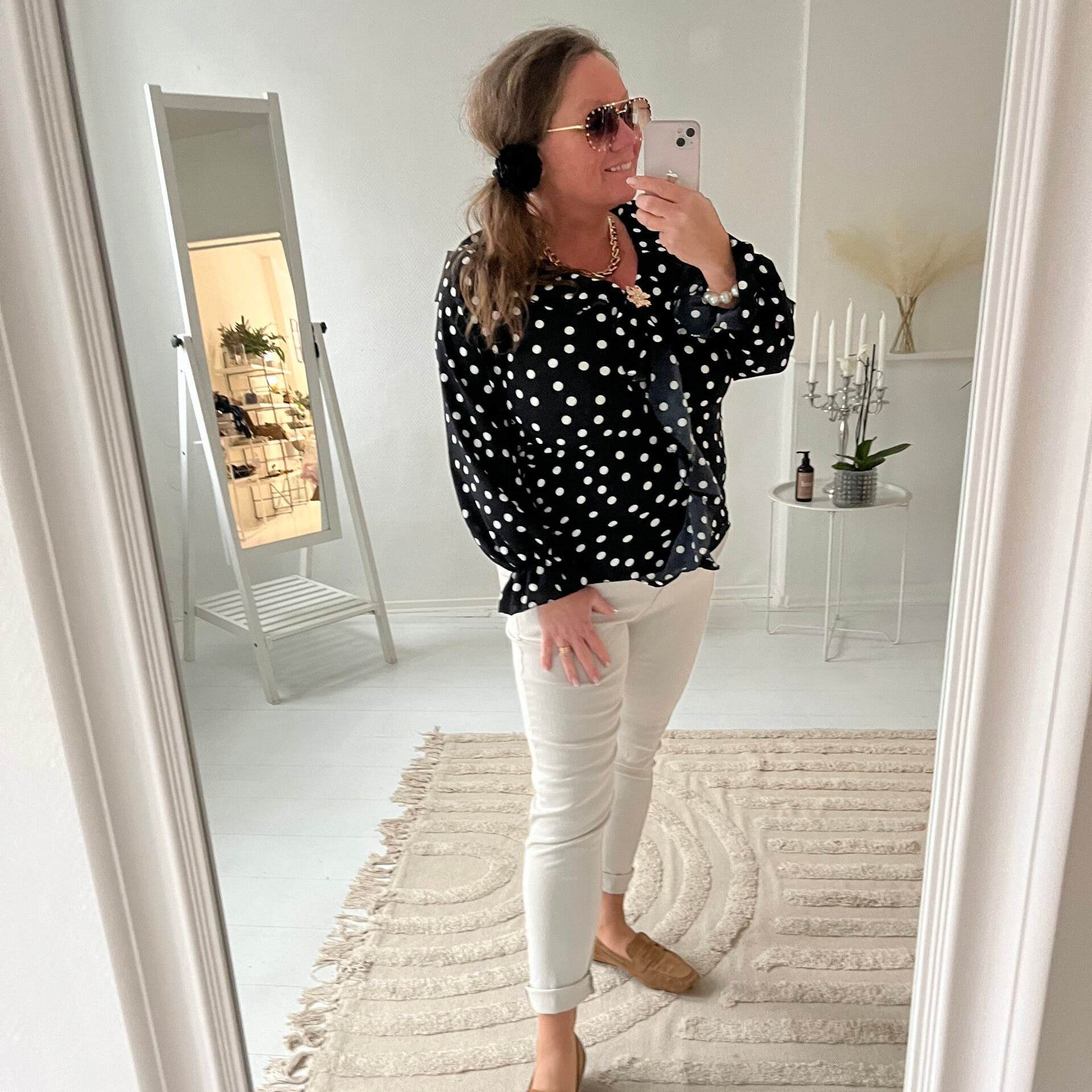 Prickig volangblus svart