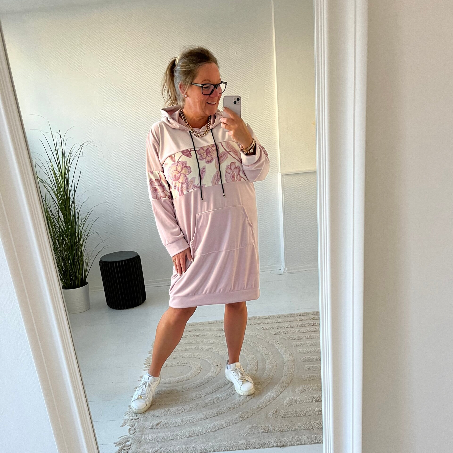 Blommig velourklänning rosa